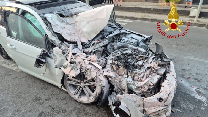 incidente stradale a scafati auto finisce contro un bus