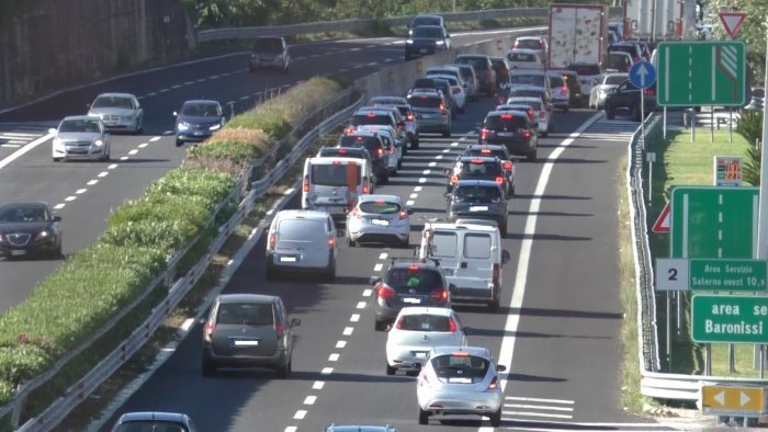 salerno traffico infernale per un tamponamento sull a2 all altezza di baronissi