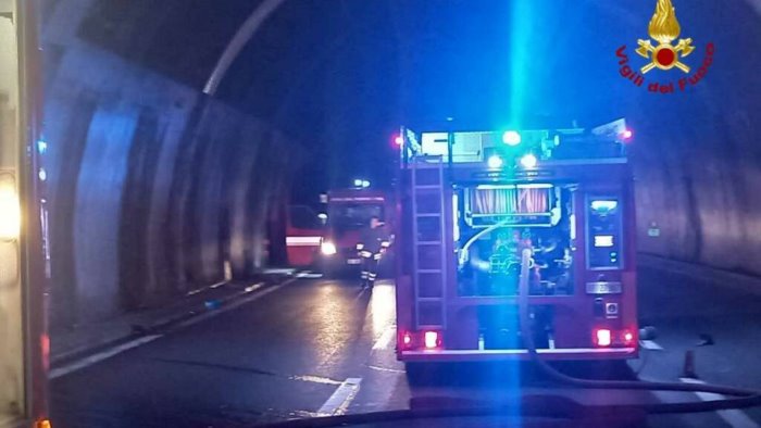 solofra auto in fiamme chiude la galleria montepergola raccordo in tilt