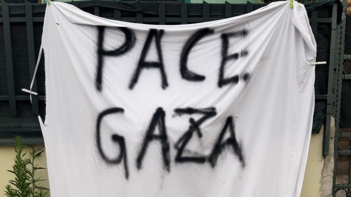 piu bandiere per lo scudetto del napoli che lenzuola bianche per gaza su balconi