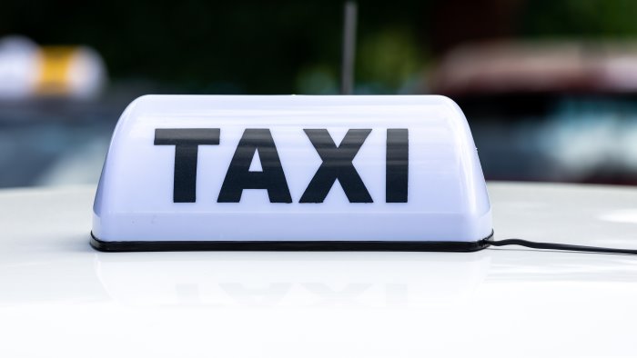 taxi a napoli in crisi tra abusivi traffico e regole ignorate