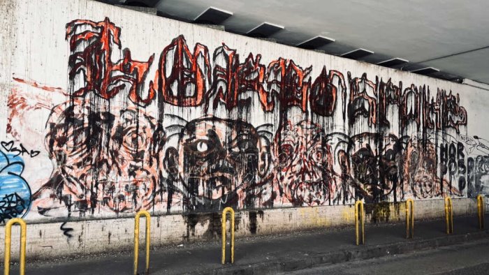 vomero via doria muri imbrattati con scritte e disegni