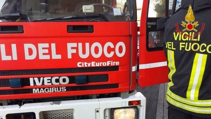 fiamme all interno di un abitazione paura a casal di principe