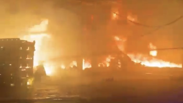 notte-di-fuoco-a-napoli-incendio-devasta-deposito-ortofrutticolo