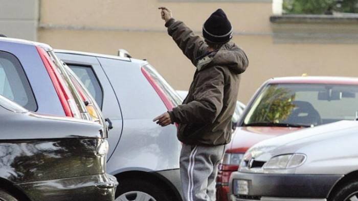 torre del greco vigile aggredito da un parcheggiatore abusivo