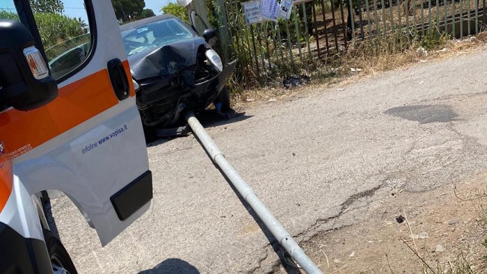 pontecagnano si sente male e si schianta contro un palo