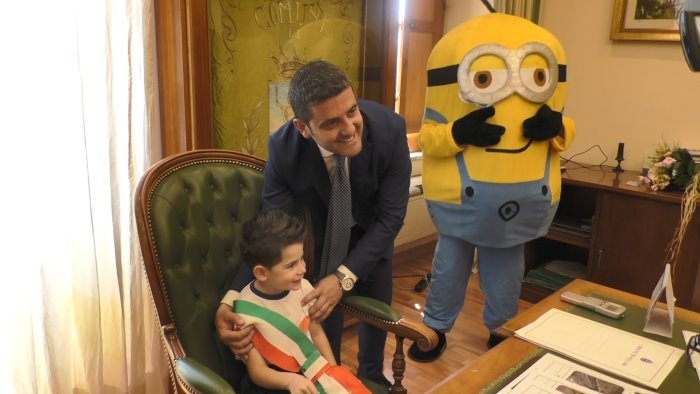 torta minions e pergamena mercogliano abbraccia ascanio