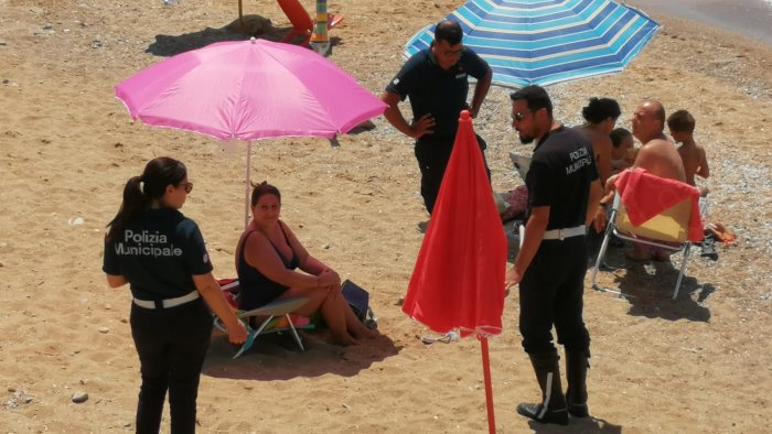 vigili in spiaggia e lungo la costa multe e sequestri