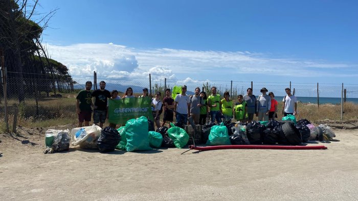 foto salerno volontari ripuliscono la spiaggia dai rifiuti