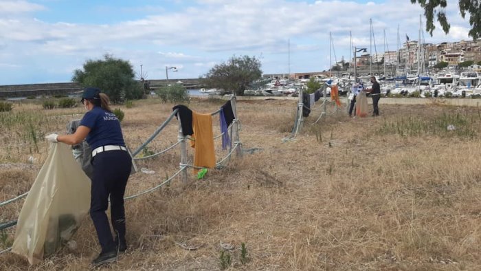 blitz a camerota smantellato accampamento in spiaggia