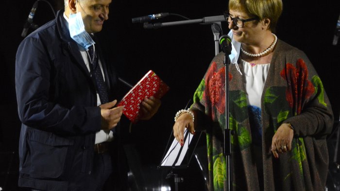 borsellino d amelio consegna agenda rossa agli studenti