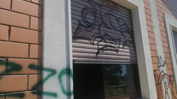 vandali in azione a camerota imbrattate le mura della scuola