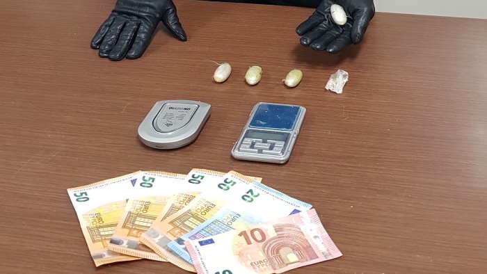 sapri beccato in auto con droga e soldi ai domiciliari