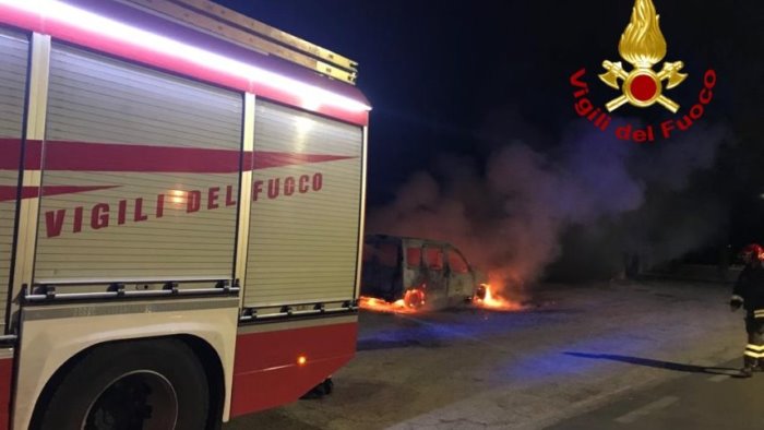 auto in fiamme nei pressi dello stadio si indaga