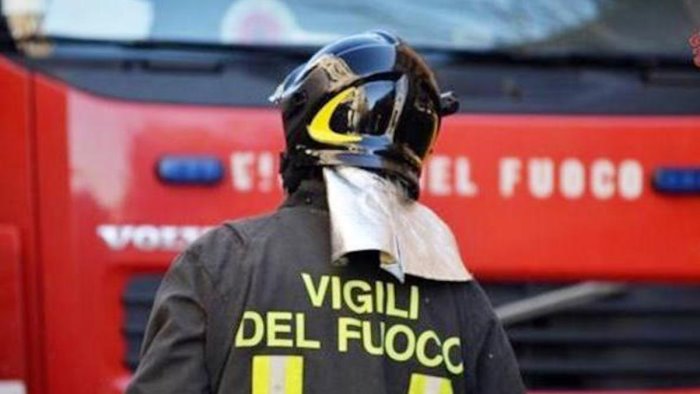 raptus di follia uomo rompe il tubo del gas in casa