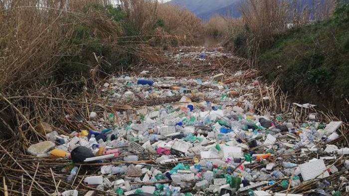 rifiuti abbandonati a sarno l appello del sindaco canfora