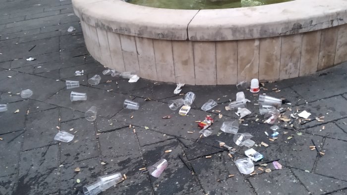 piazza trescine guardate che incivilta senza fine