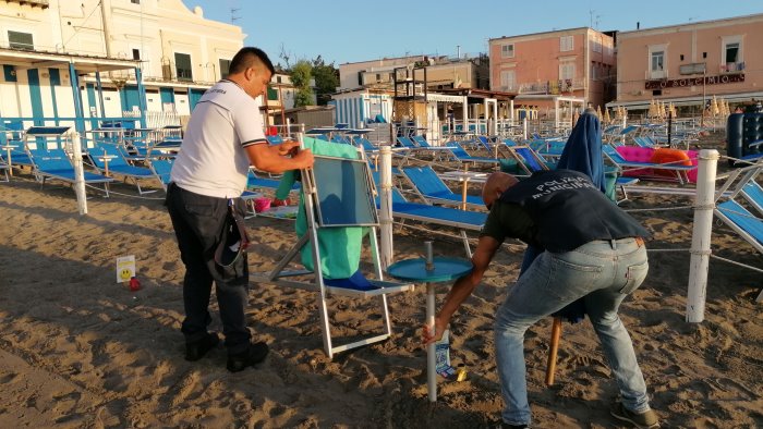 ischia operazione spiagge sicure via gli ombrelloni abusivi