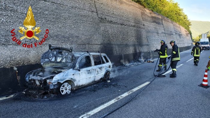 veicolo in fiamme paura sull autostrada