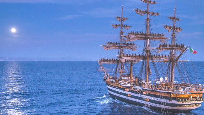 la amerigo vespucci saluta pozzuoli e bacoli