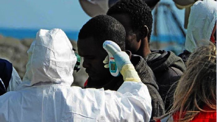 covid 7 positivi tra gli immigrati di un centro accoglienza