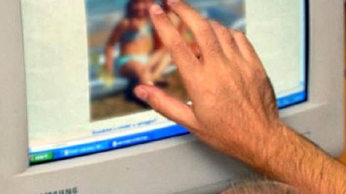 riprende i bimbi in spiaggia denunciato per pedopornografia