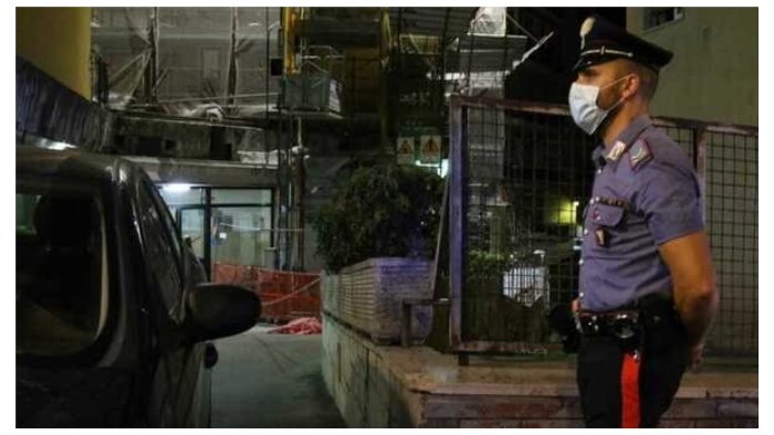 portici uccide la convivente e si butta dal balcone