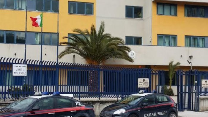 non si fermano all alt e lanciano droga dall auto denunciati