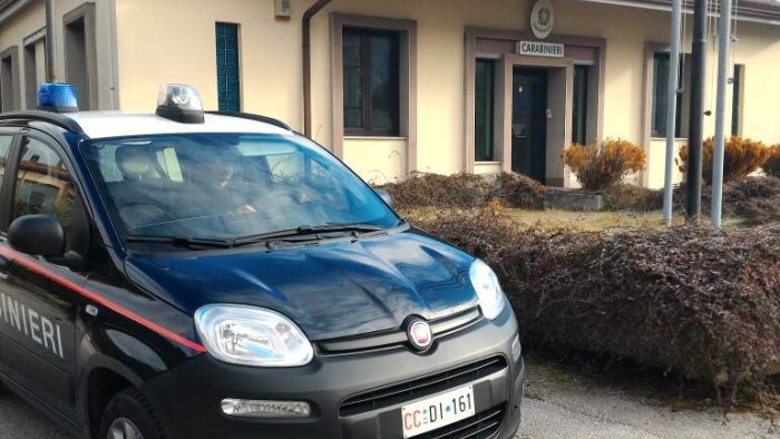 sorpresi a lavorare nell azienda chiusa 5 denunce