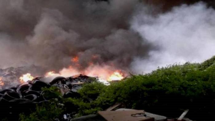 fiamme a villaricca brucia deposito di pneumatici