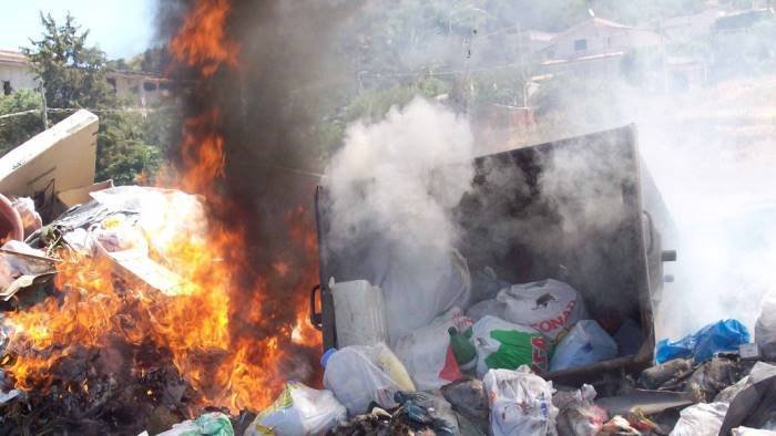 scoperti rifiuti tossici interrati nel parco del cilento