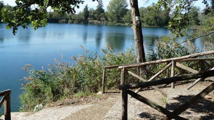 litiga con un figlio e vuole gettarsi nel lago di telese