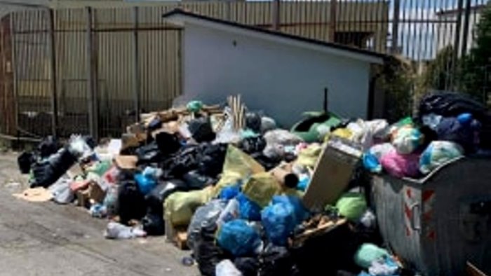 ariano cumuli di rifiuti bloccano ingresso secondario carcere
