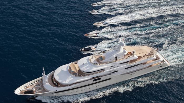 palinuro in mare lo yacht del proprietario di louis vuitton