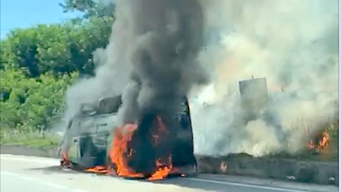 furgone in fiamme paura lungo il raccordo video