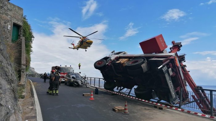 incidente sul lavoro in costiera amalfitana sequestrata l autogru