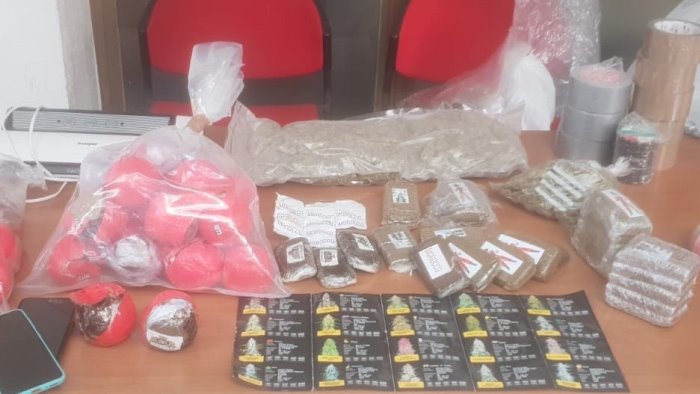 eboli smantellata casa della droga arrestata coppia di pusher