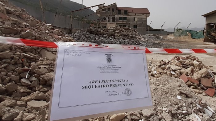 cava de tirreni rifiuti stoccati in un capannone industriale