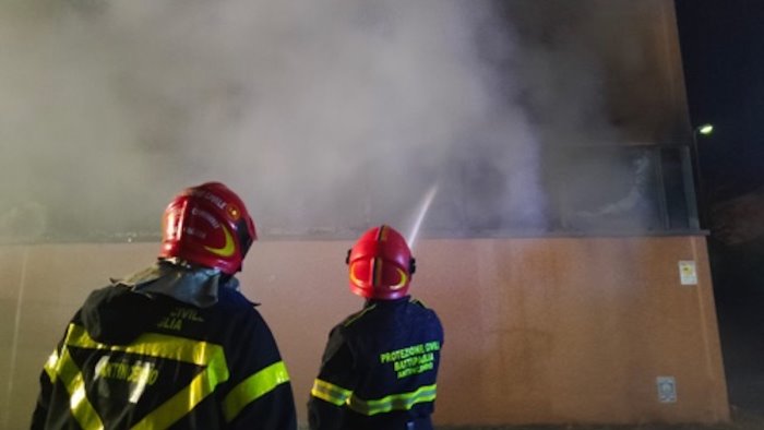 battipaglia incendio alla fabbrica dovuto a un corto circuito