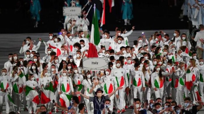 la cerimonia accende i giochi e tokyo prova a scacciare la paura covid