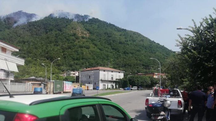 fiamme nel salernitano brucia la parte alta di cupa belvedere