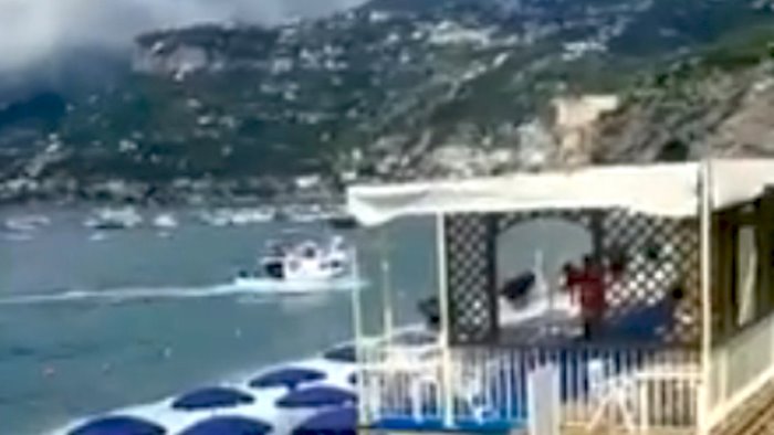 si addormentano al timone peschereccio finisce sulla battigia