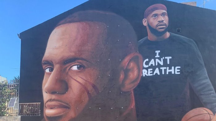 jorit a casapulla per realizzare un murales contro il razzismo