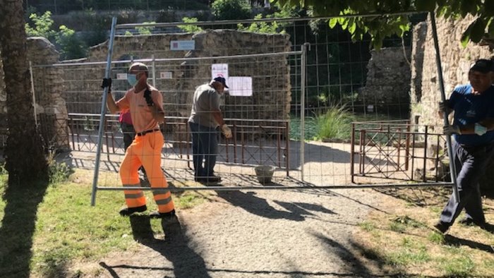 parco jacobelli a telese terme rimosse recinzioni