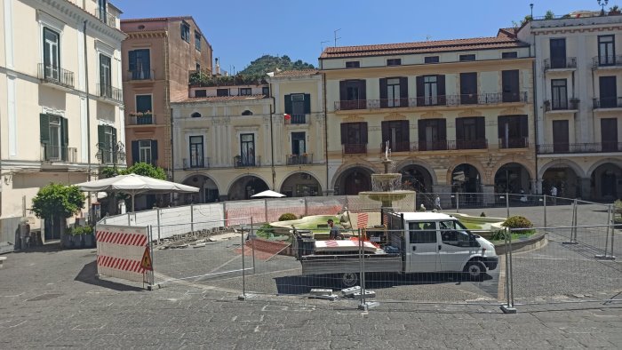 cava de tirreni si rifa il look cantiere in pieno centro