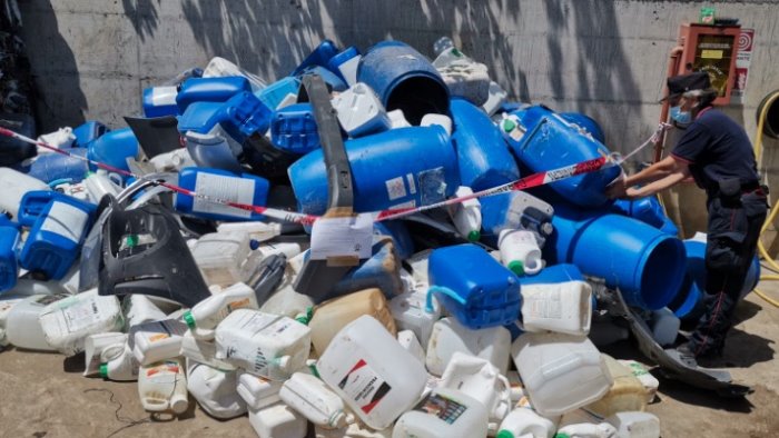 rifiuti i carabinieri sequestrano 200 bidoni pieni di sostanze pericolose