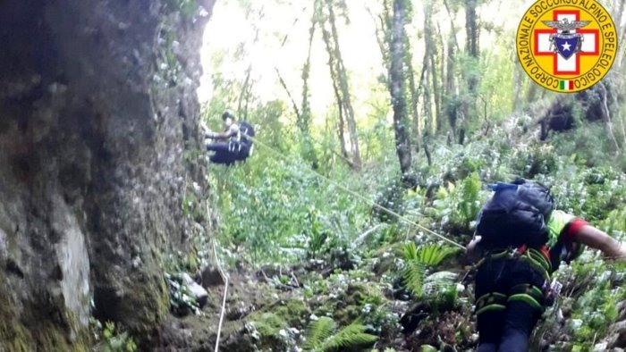 ciclista precipita in un canalone dopo una scivolata di 15 metri salvato