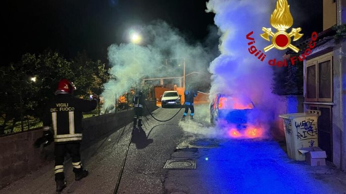 auto in fiamme notte di fumo e paura a sirignano
