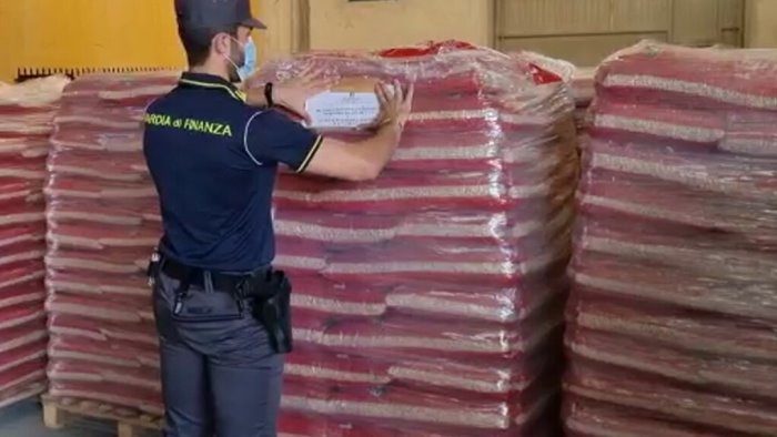pellet fuori legge blitz della finanza sequestrate 5mila tonnellate