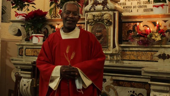 25 anni di sacerdozio di padre robert la cerimonia con l arcivescovo accrocca